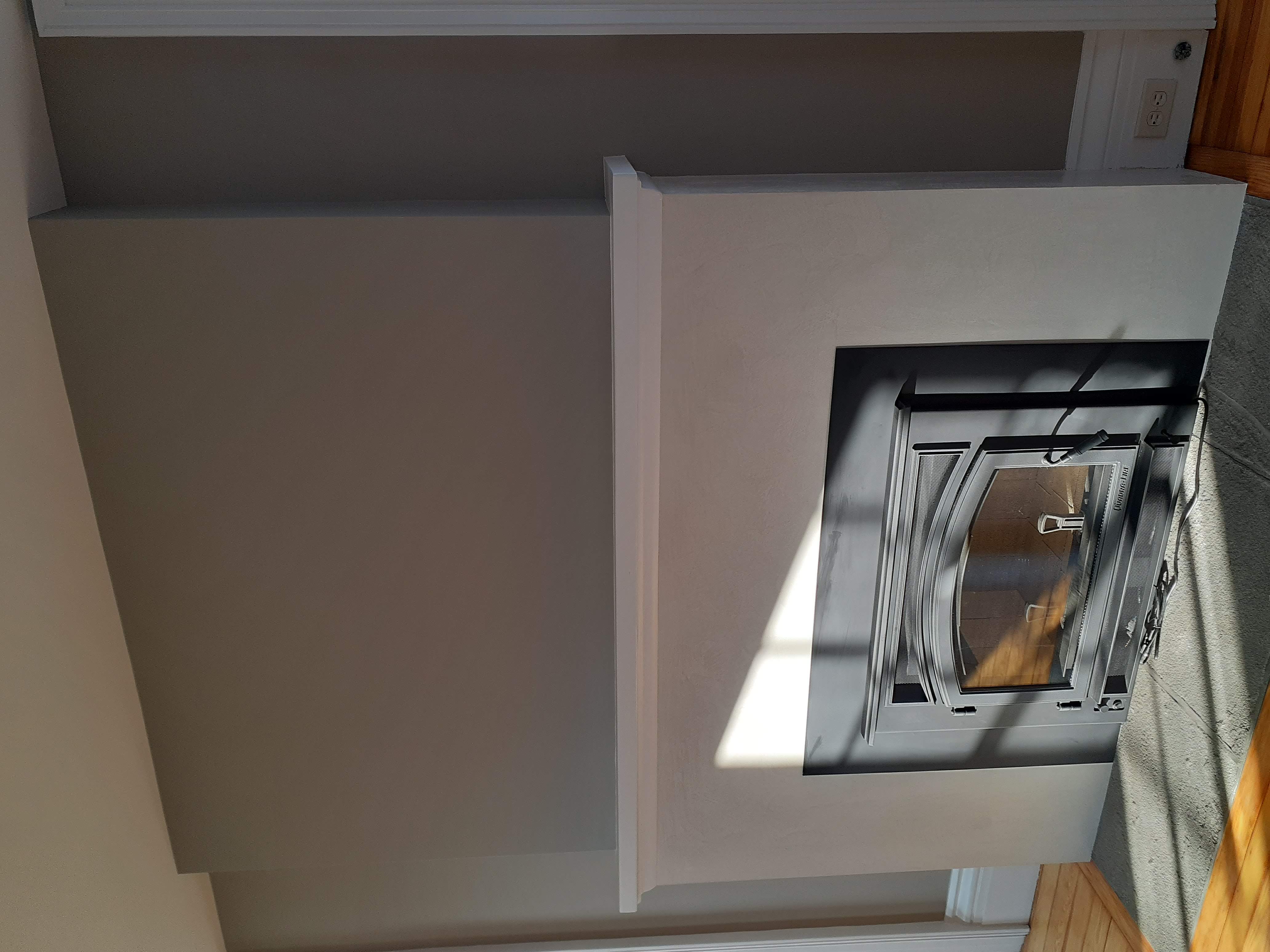 Fireplace with crown molding transition