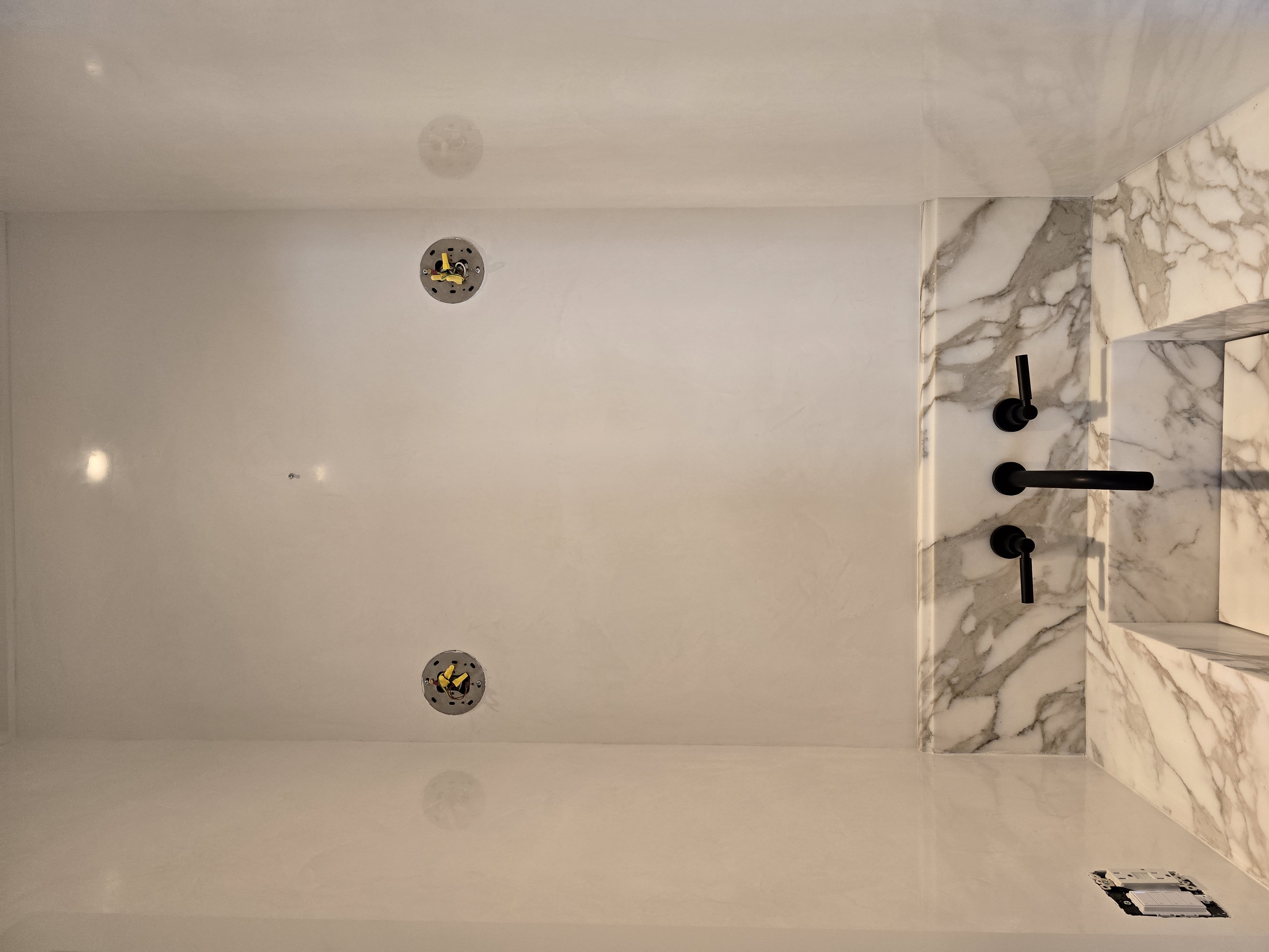 Seamless microcement bathroom